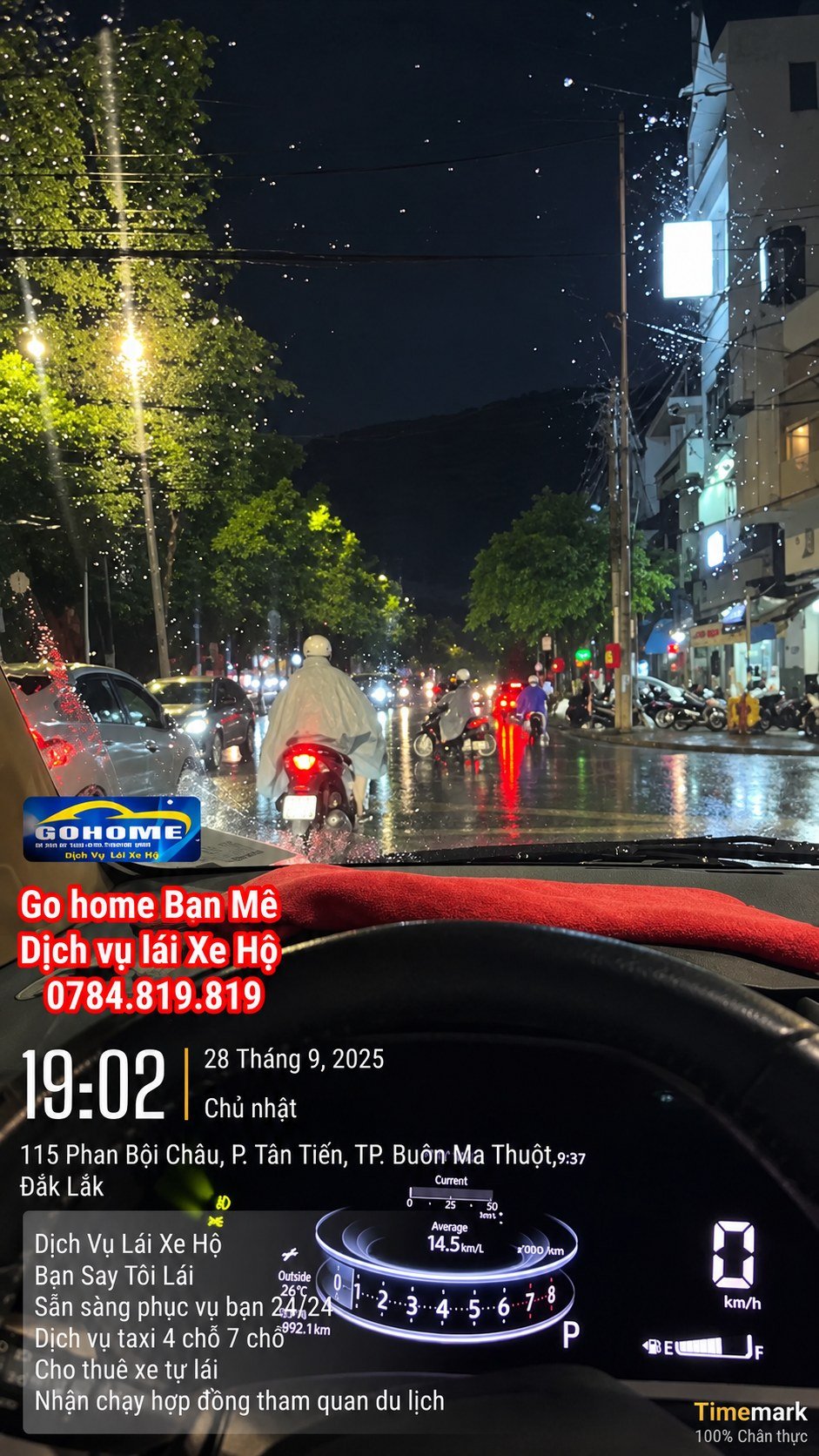 Tài xế Gohome lái xe hộ khách trong đêm mưa ở Buôn Ma Thuột